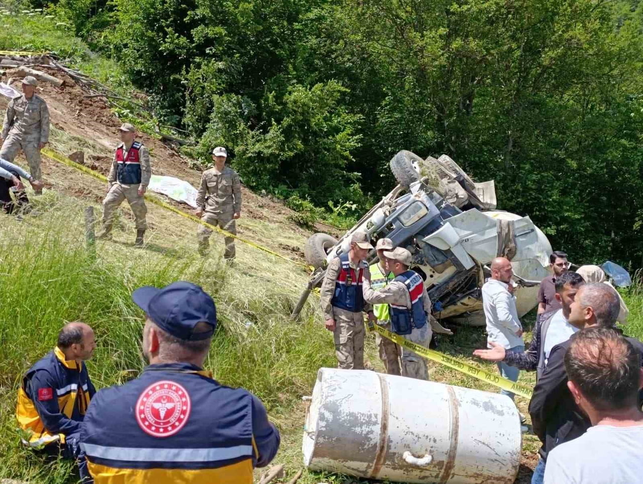 GÜMÜŞHANE’NİN KÜRTÜN İLÇESİNDE GERİ MANEVRA YAPTIĞI ESNADA KONTROLDEN ÇIKAN BETON MİKSERİNİN...