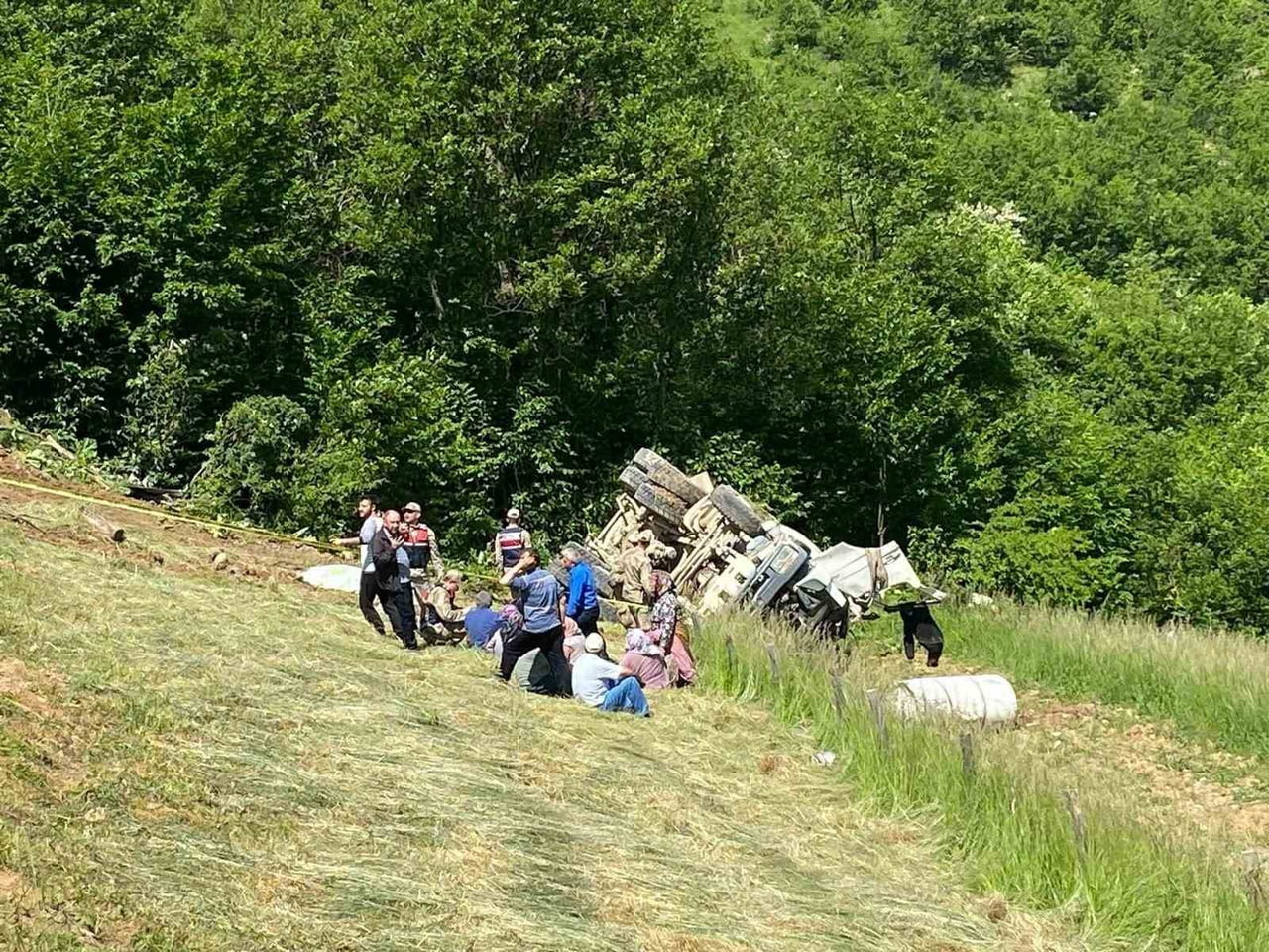 GÜMÜŞHANE’NİN KÜRTÜN İLÇESİNDE GERİ MANEVRA YAPTIĞI ESNADA KONTROLDEN ÇIKAN BETON MİKSERİNİN...