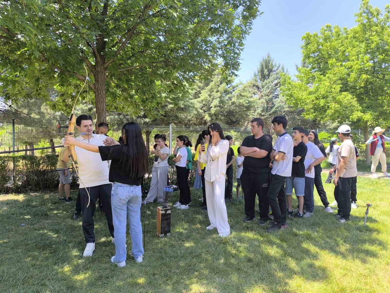GÜN BOYUNCA AT BİNME, OK ATMA, BADMİNTON GİBİ ETKİNLİKLER DÜZENLENİRKEN, SOHBETLER VE PAYLAŞILAN...