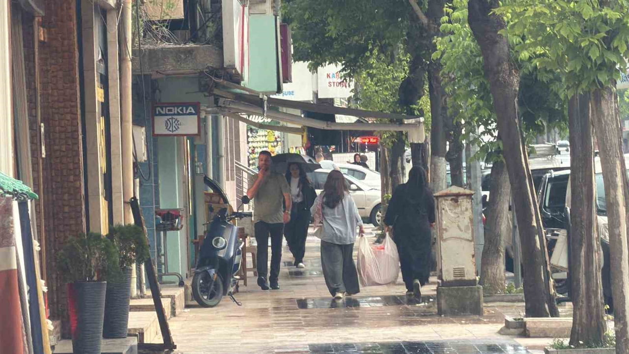 GÜNE SICAK VE BUNALTICI HAVAYLA BAŞLAYAN DÜZCE'DE, ÖĞLE SAATLERİNDEN SONRA ETKİSİNİ ARTIRAN...