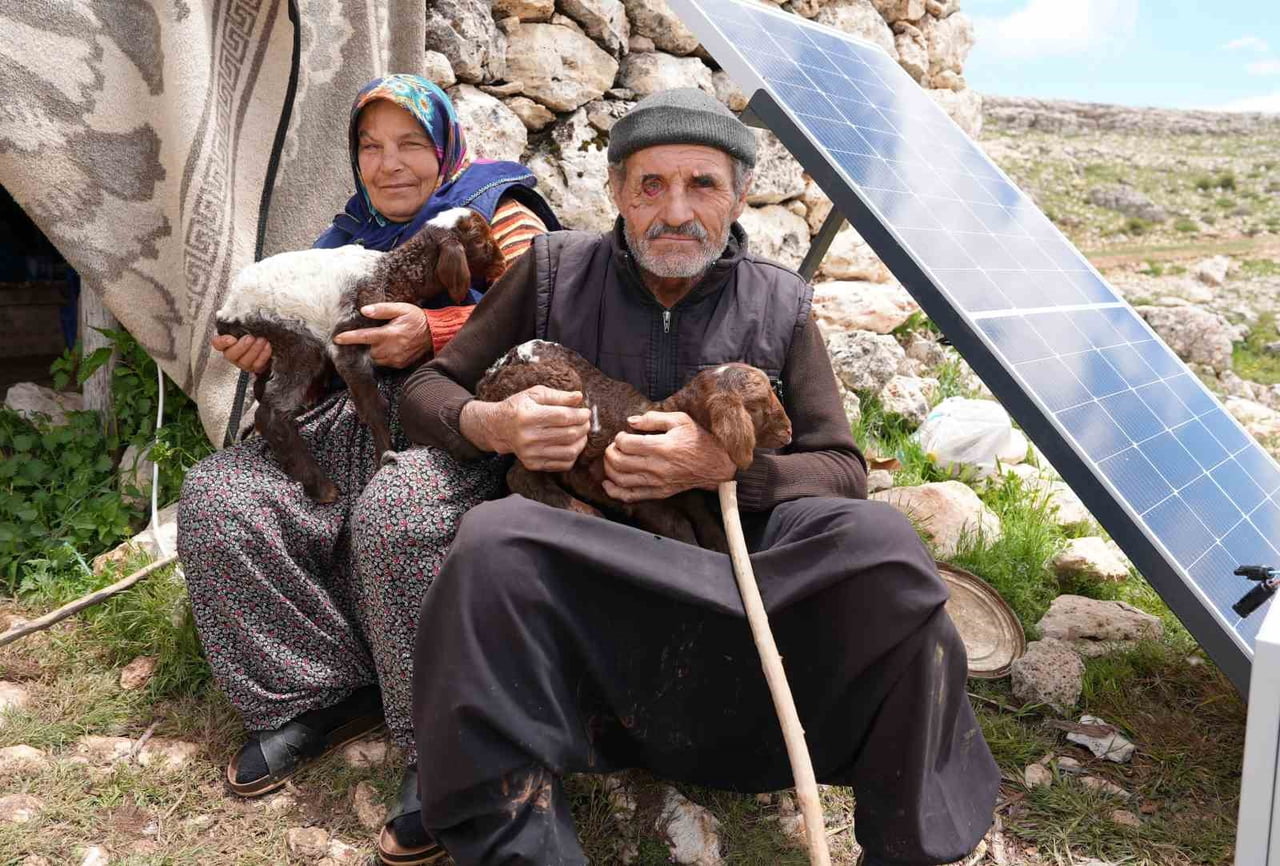 GÜNEŞ PANELİYLE ELEKTRİĞE KAVUŞAN AİLELERDEN BİRİ DE MEHMET VE MERYEM KEKLİK ÇİFTİ...