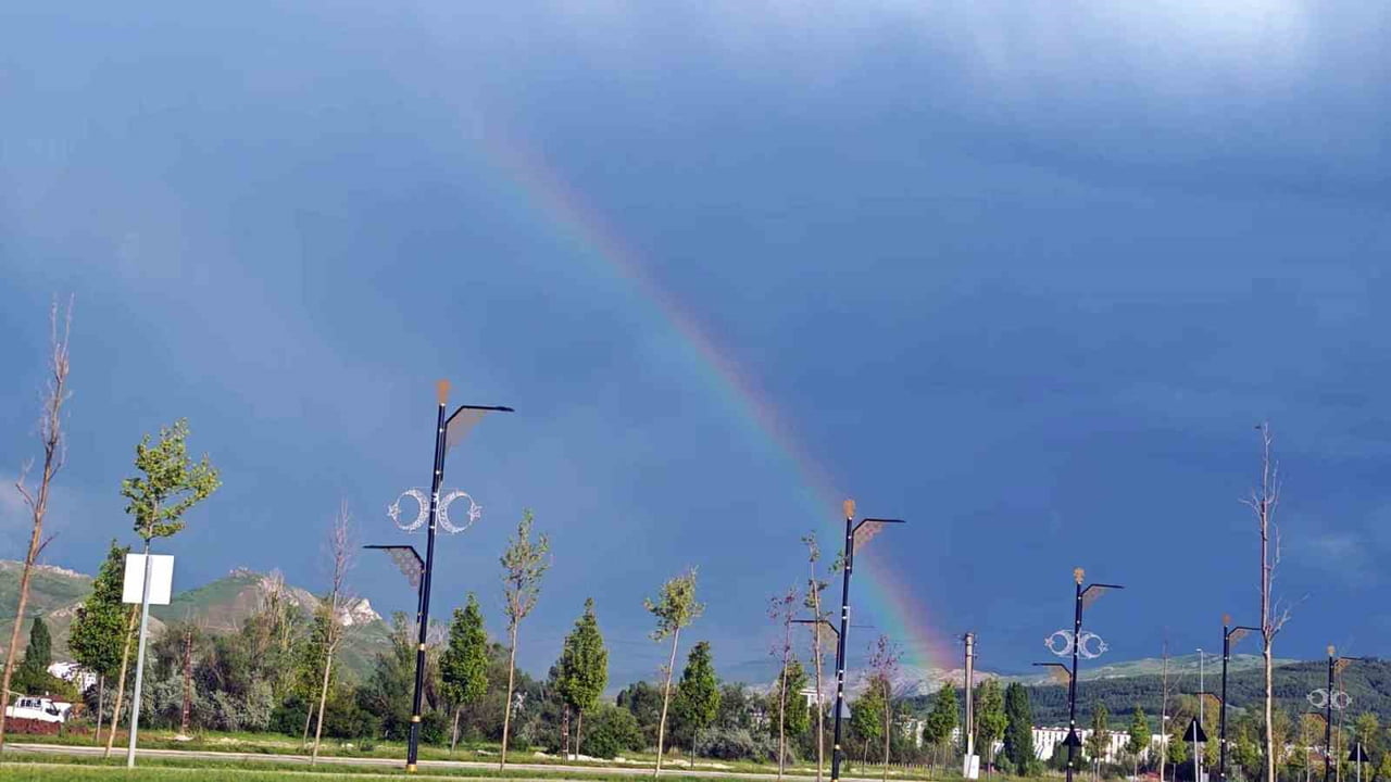 GÜNEŞLİ HAVADA AYNI ANDA YAĞMUR YAĞMASIYLA KENTTE BİRÇOK GÖKKUŞAĞI OLUŞTU.