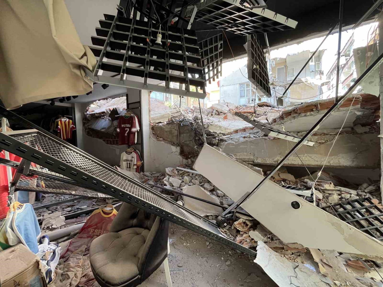 GÜNGÖREN'DE KENTSEL DÖNÜŞÜM KAPSAMINDA YIKIM İŞLEMLERİNİN HAZIRLIĞI YAPILAN 5 KATLI BİNA, İDDİAYA...