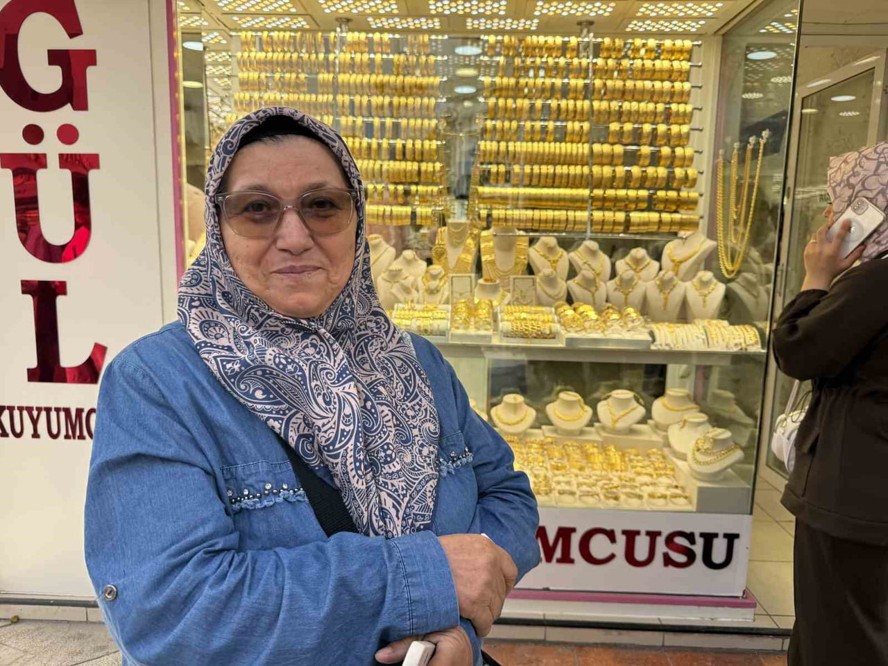 GÜRCAN ÖZGÜR, 1 MİLYON 350 BİN TL DEĞERİNDEKİ ALTININI BOZDURMAK İÇİN GİTTİĞİ KUYUMCUNUN DİKKATİ...