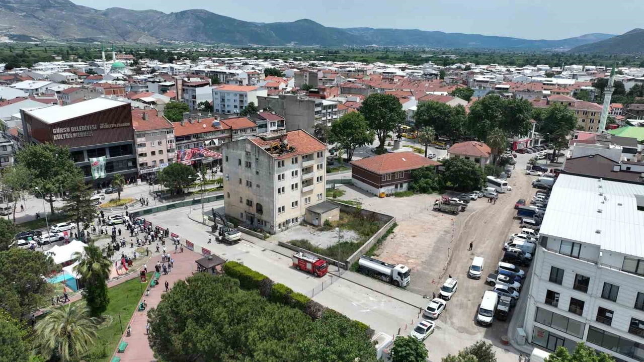 GÜRSU KENT MEYDANI PROJESİ'NİN ÖNÜNDEKİ SON ENGEL OLAN ESKİ PTT BİNASI YIKIMI BÜYÜK BİR KATILIMLA...