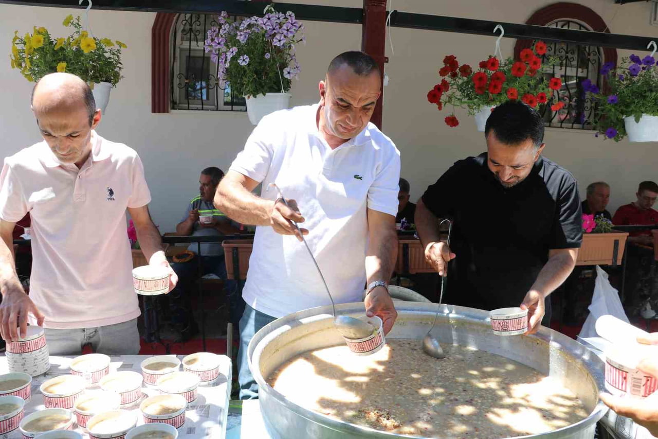 GÜRÜN İLÇESİ HAYRANİ BABA CAMİİ ÖNÜNDE 600 KİŞİLİK AŞURE DAĞITILDI.