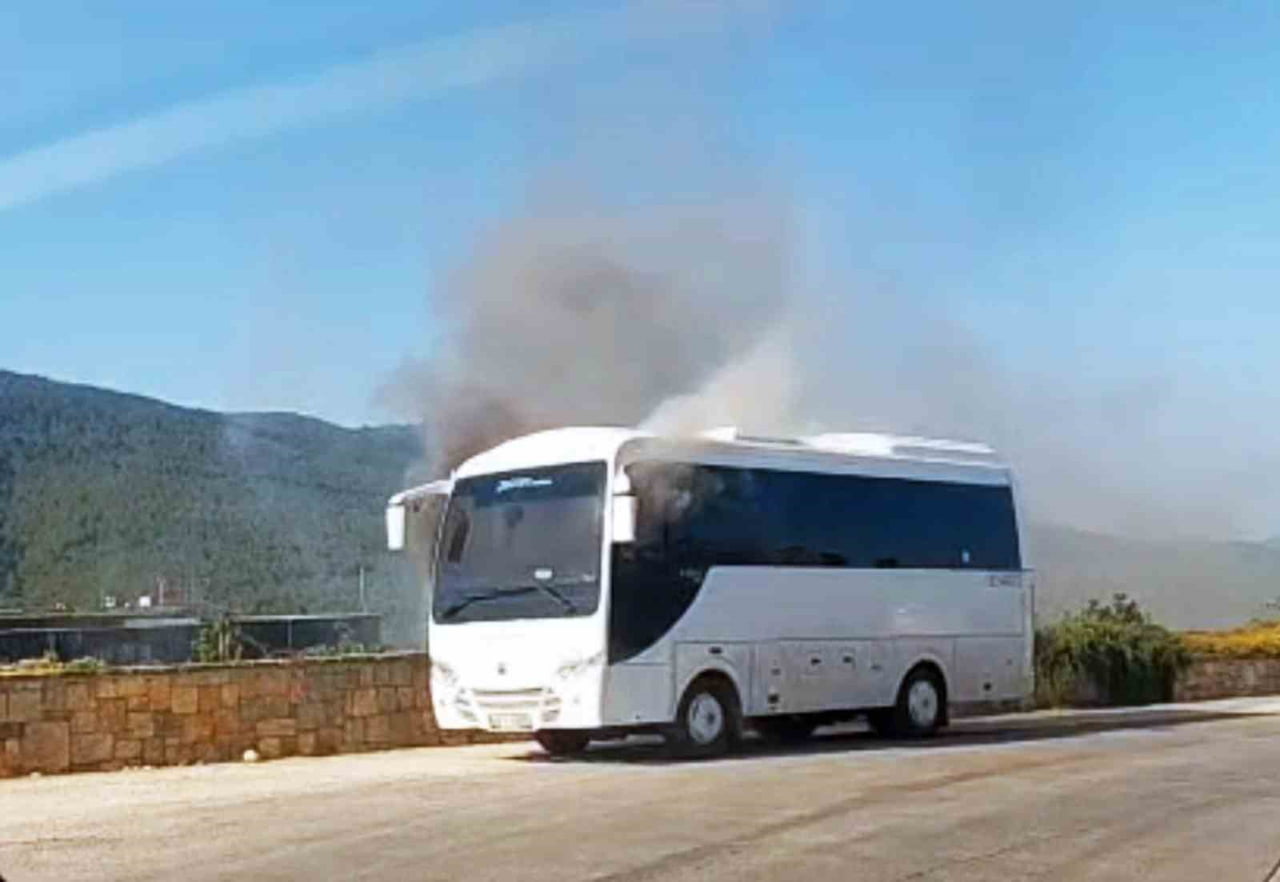 GÜVERCİNLİK MAHALLESİ'NDE SEYİR HALİNDEYKEN MOTOR BÖLÜMÜNDEN DUMANLAR YÜKSELEN SERVİS MİDİBÜSÜ...