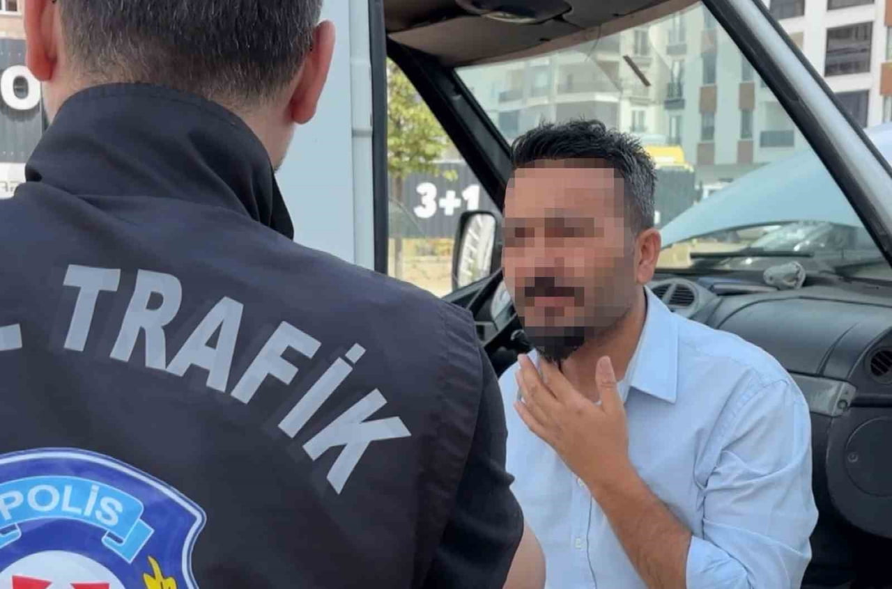 HABER VERİLMESİ ÜZERİNE OLAY YERİNE GELEN MÜHENDİSLİK FİRMA YETKİLİSİ LOKMAN Ö. (FOTOĞRAFTA) POLİS...