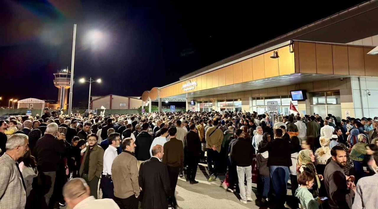 HAC İBADETLERİNİ TAMAMLAYARAK YURDA DÖNEN İPEKYOLU İLÇE MÜFTÜSÜ FATİH TAVLAŞOĞLU VE HACI KAFİLESİ...