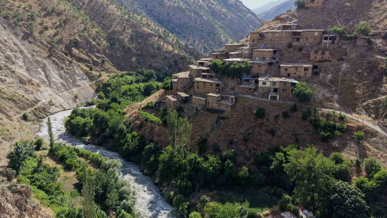HACI MEHMET KÖYÜNDE BULUNAN YAKLAŞIK 300 YILLIK TAŞ EVLER İLE GAYDA BARAJI, OLUŞTURDUKLARI GÜZEL...