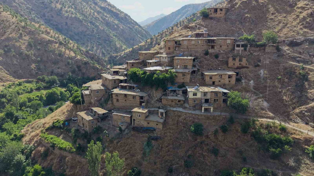 HACI MEHMET KÖYÜNDE BULUNAN YAKLAŞIK 300 YILLIK TAŞ EVLER İLE GAYDA BARAJI, OLUŞTURDUKLARI GÜZEL...