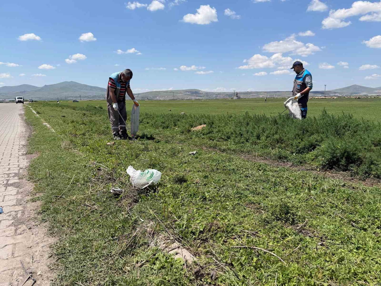 HACILAR BELEDİYESİ TEMİZLİK İŞLERİ MÜDÜRLÜĞÜ EKİPLERİ; HÜRMETÇİ SAZLIĞI YOL GÜZERGÂHINDA KAPSAMLI...