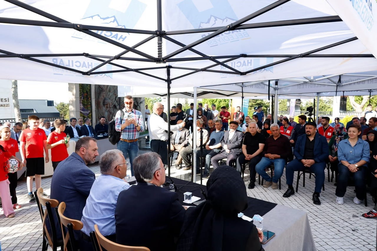 HACILAR’DA VATANDAŞLARIN TALEP VE ÖNERİLERİNİ DİNLEYEN KAYSERİ BÜYÜKŞEHİR BELEDİYE BAŞKANI DR....