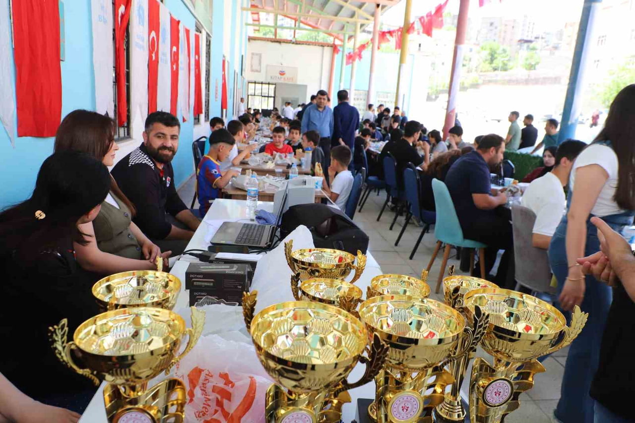 HAKKÂRİ'DE 120 SPORCUNUN KATILDIĞI GELENEKSEL ÖDÜLLÜ SATRANÇ TURNUVASI, FİNAL MÜSABAKALARININ...
