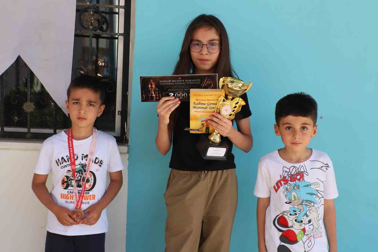 HAKKÂRİ'DE 120 SPORCUNUN KATILDIĞI GELENEKSEL ÖDÜLLÜ SATRANÇ TURNUVASI, FİNAL MÜSABAKALARININ...