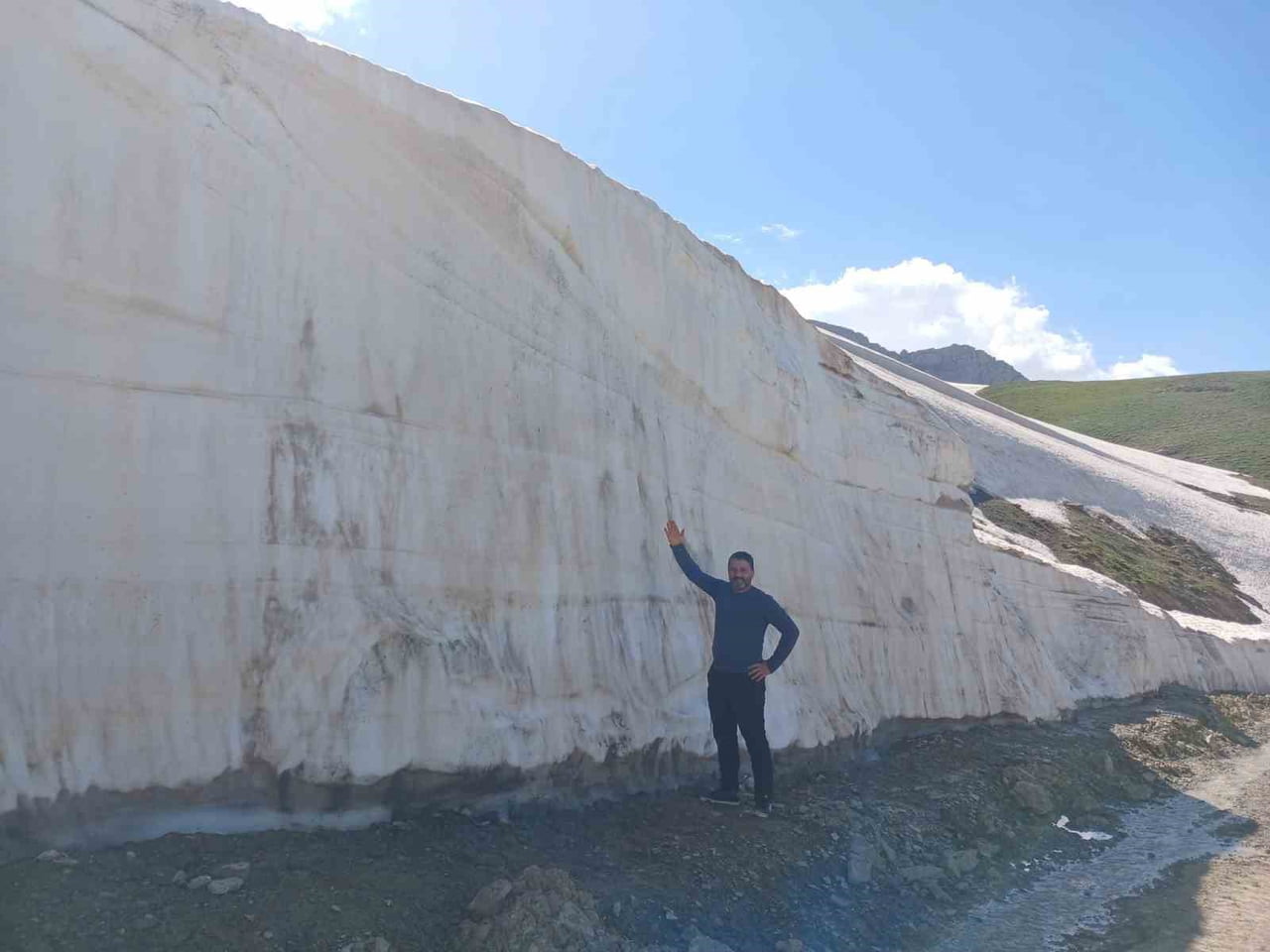 HAKKARİ'DE DOĞA YÜRÜYÜŞÜNE ÇIKAN VATANDAŞLAR, 3 BİN 500 RAKIMLI BERÇELAN YAYLASI'NDA 5 METREYİ...