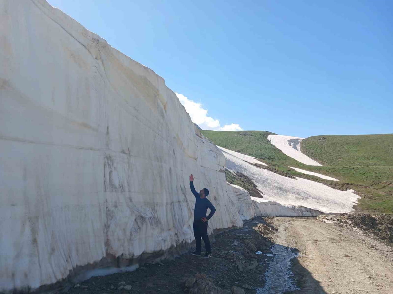 HAKKARİ'DE DOĞA YÜRÜYÜŞÜNE ÇIKAN VATANDAŞLAR, 3 BİN 500 RAKIMLI BERÇELAN YAYLASI'NDA 5 METREYİ...