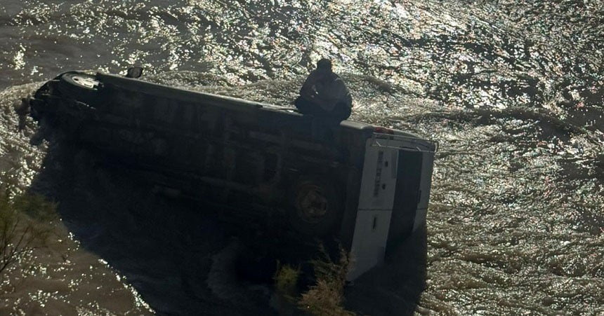 HAKKARİ'DE DÜN GECE DİREKSİYON HAKİMİYETİNİ KAYBEDEREK ZAP SUYU'NA UÇAN SÜRÜCÜ, YAN YATAN...