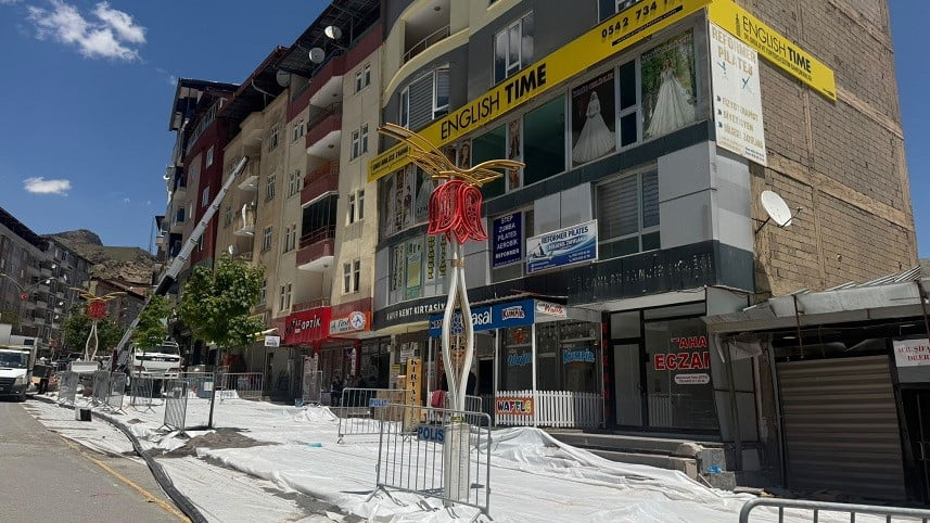 HAKKÂRİ'DE YAPIMI SÜREN TOPLUM SAĞLIĞI MERKEZİNİN TEMEL KAZISI SONRASI MEYDANA GELEN ZEMİN KAYMASI...