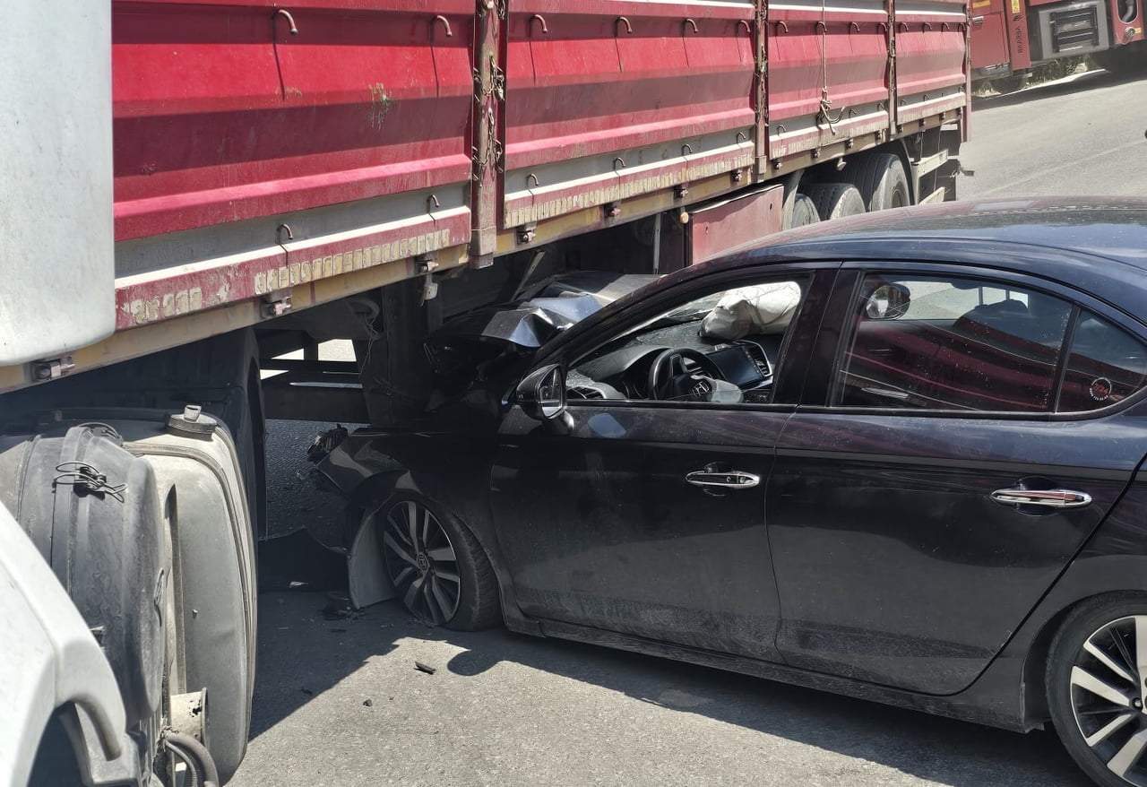 HAKKÂRİ'NİN ÇUKURCA İLÇESİNDE KONTROLDEN ÇIKAN OTOMOBİLİN TIRIN ALTINA GİRMESİ SONUCU 1 KİŞİ...