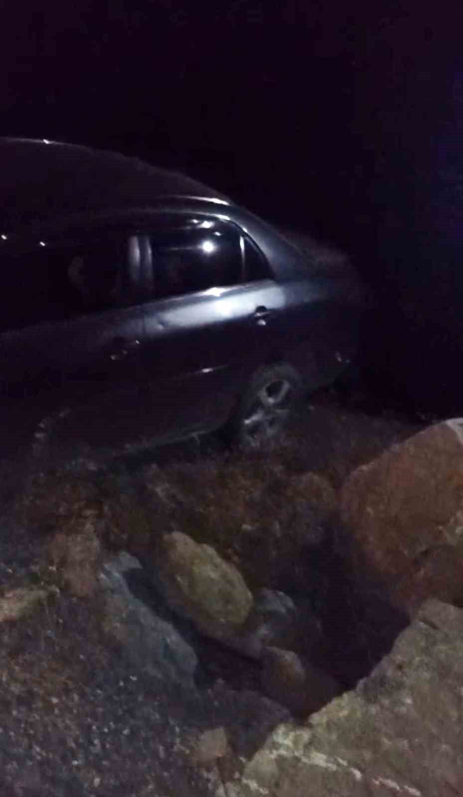 HAKKARİ'NİN ŞEMDİNLİ-DERECİK KARA YOLUNDA KONTROLDEN ÇIKAN OTOMOBİL ŞARAMPOLE YUVARLANDI.