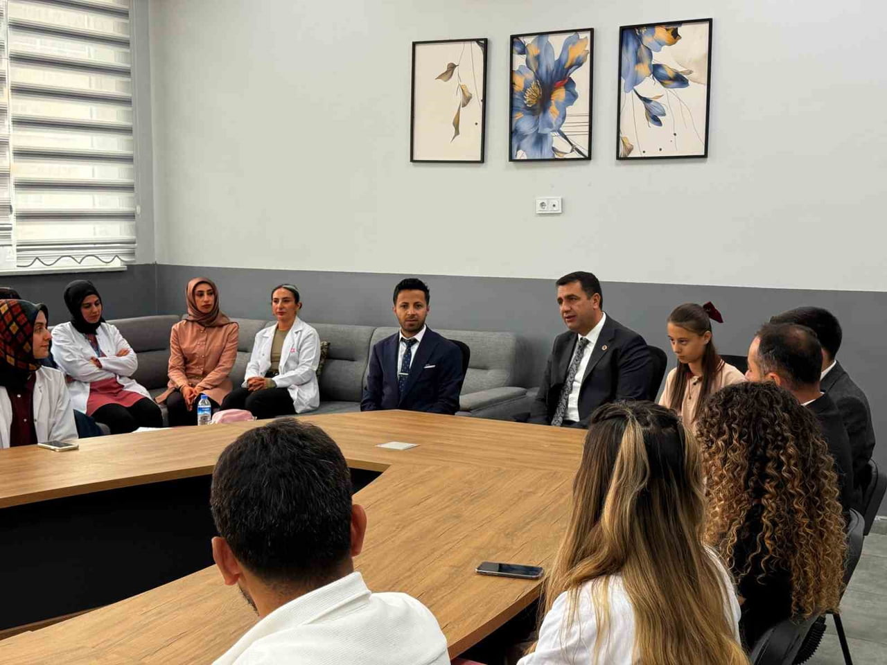 HAKKARİ'NİN ŞEMDİNLİ İLÇESİNDE EĞİTİM GÖREN ASMİN AKBAŞ, BURSLULUK SINAVINDA TÜM SORULARI BİLEREK...