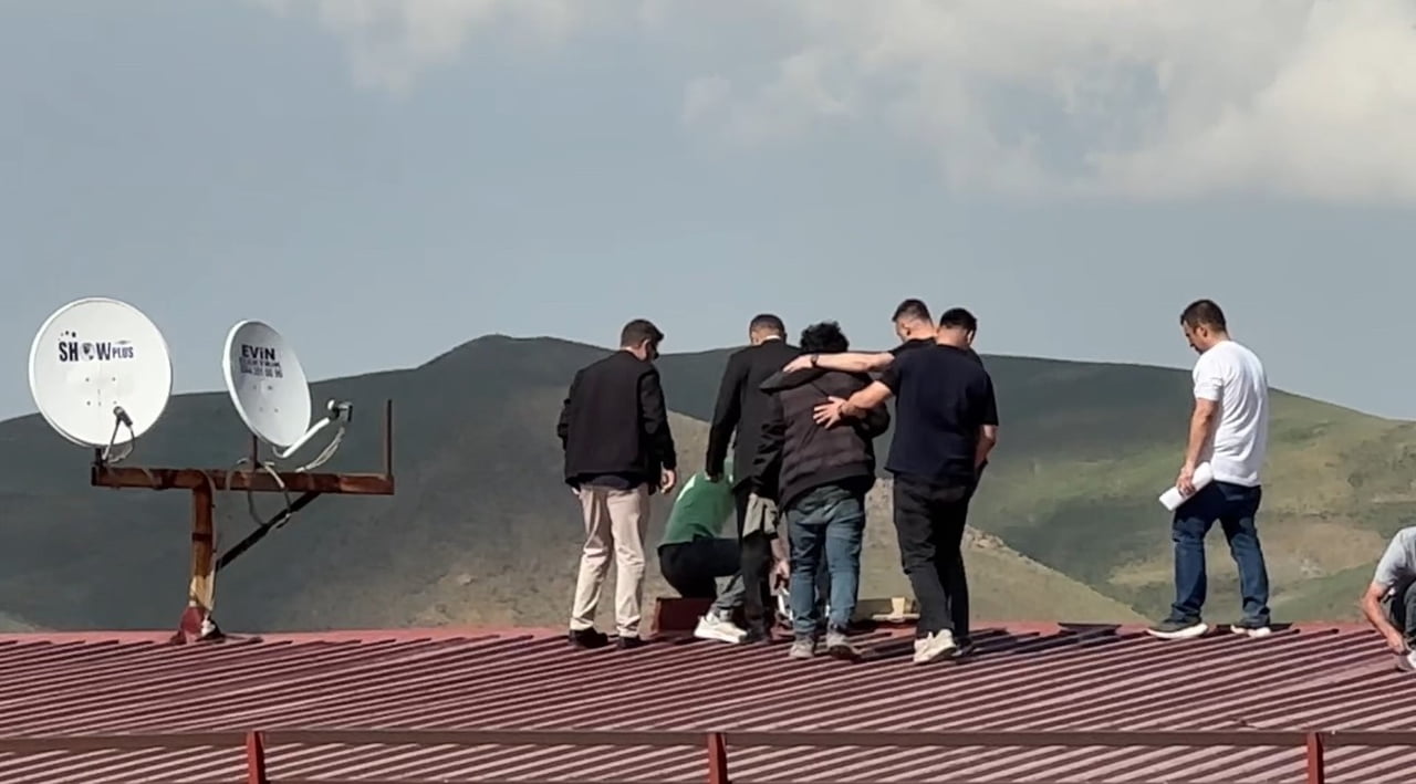 HAKKARİ'NİN YÜKSEKOVA İLÇESİNDE 5 KATLI BİR BİNANIN ÇATISINA ÇIKARAK İNTİHAR GİRİŞİMİNDE BULUNAN...