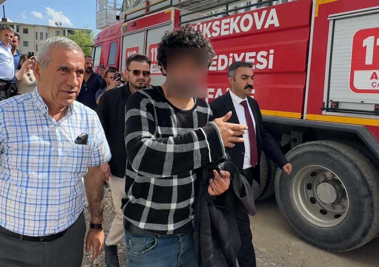 HAKKARİ'NİN YÜKSEKOVA İLÇESİNDE 5 KATLI BİR BİNANIN ÇATISINA ÇIKARAK İNTİHAR GİRİŞİMİNDE BULUNAN...