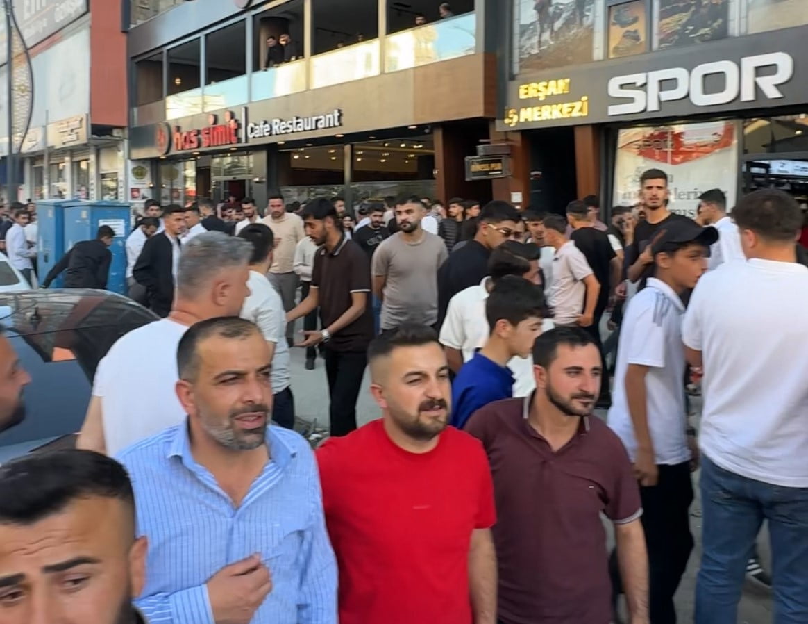 HAKKARİ'NİN YÜKSEKOVA İLÇESİNDE BİR BİNANIN EN ÜST KATINA ÇIKARAK İNTİHAR GİRİŞİMİNDE BULUNAN...