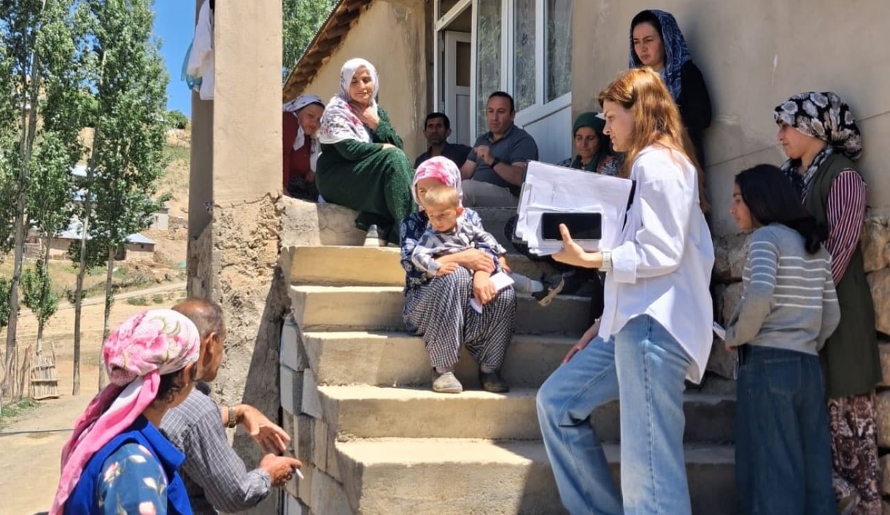 HAKKARİ'NİN YÜKSEKOVA İLÇESİNDE, ÇİFTÇİLERE YÖNELİK SAĞLIK TARAMASI GERÇEKLEŞTİRİLEREK, HAYVANDAN...