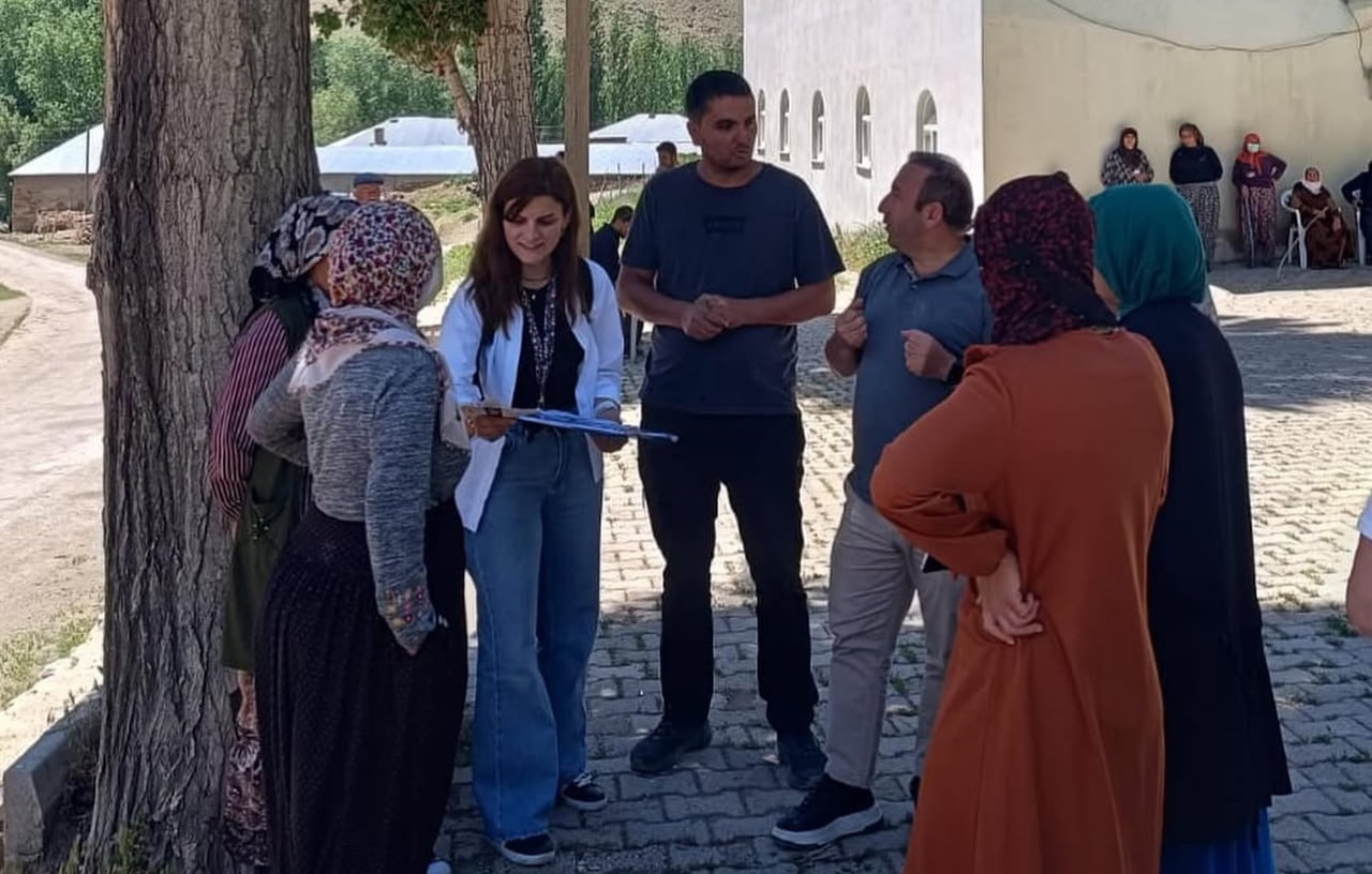 HAKKARİ'NİN YÜKSEKOVA İLÇESİNDE, ÇİFTÇİLERE YÖNELİK SAĞLIK TARAMASI GERÇEKLEŞTİRİLEREK, HAYVANDAN...
