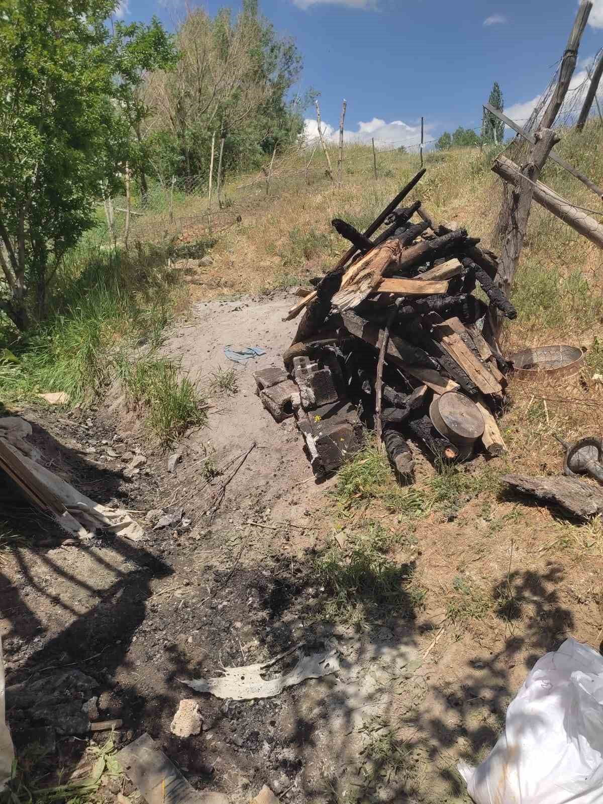 HAKKARİ'NİN YÜKSEKOVA İLÇESİNDE ÇIKAN YANGINDA, ODUNLUK VE GARAJ OLARAK KULLANILAN YAPI...