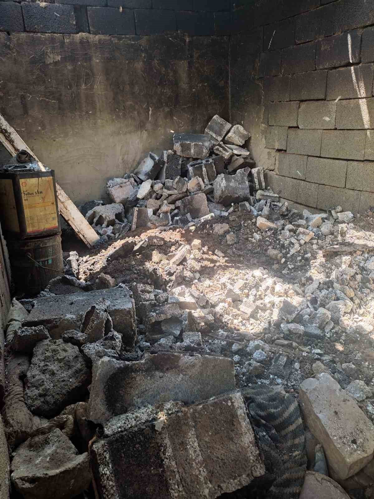 HAKKARİ'NİN YÜKSEKOVA İLÇESİNDE ÇIKAN YANGINDA, ODUNLUK VE GARAJ OLARAK KULLANILAN YAPI...