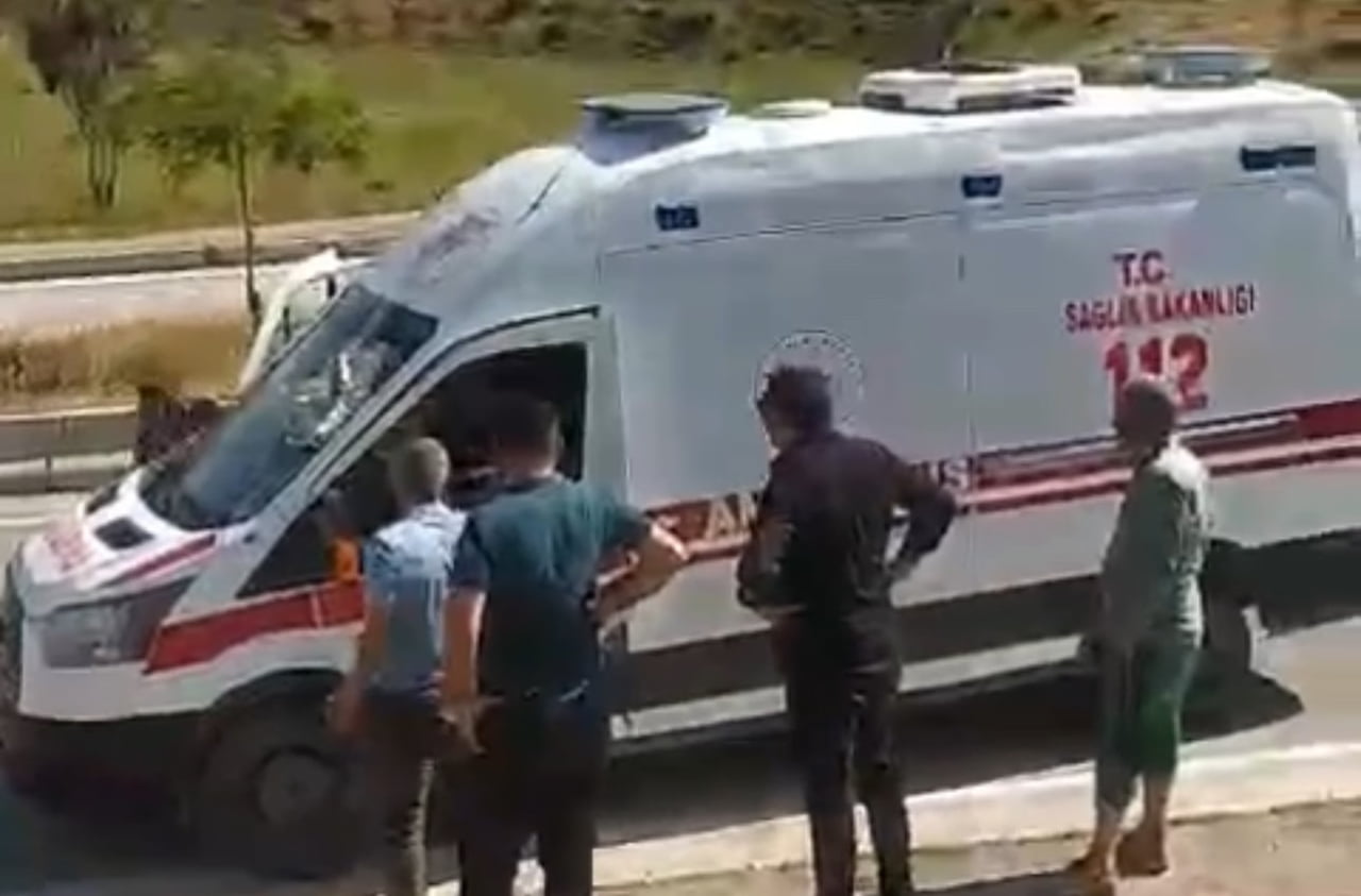 HAKKARİ'NİN YÜKSEKOVA İLÇESİNDE HAFRİYAT TAŞIYAN ARACIN VİRAJI ALAMAYARAK DEVRİLMESİ SONUCU...