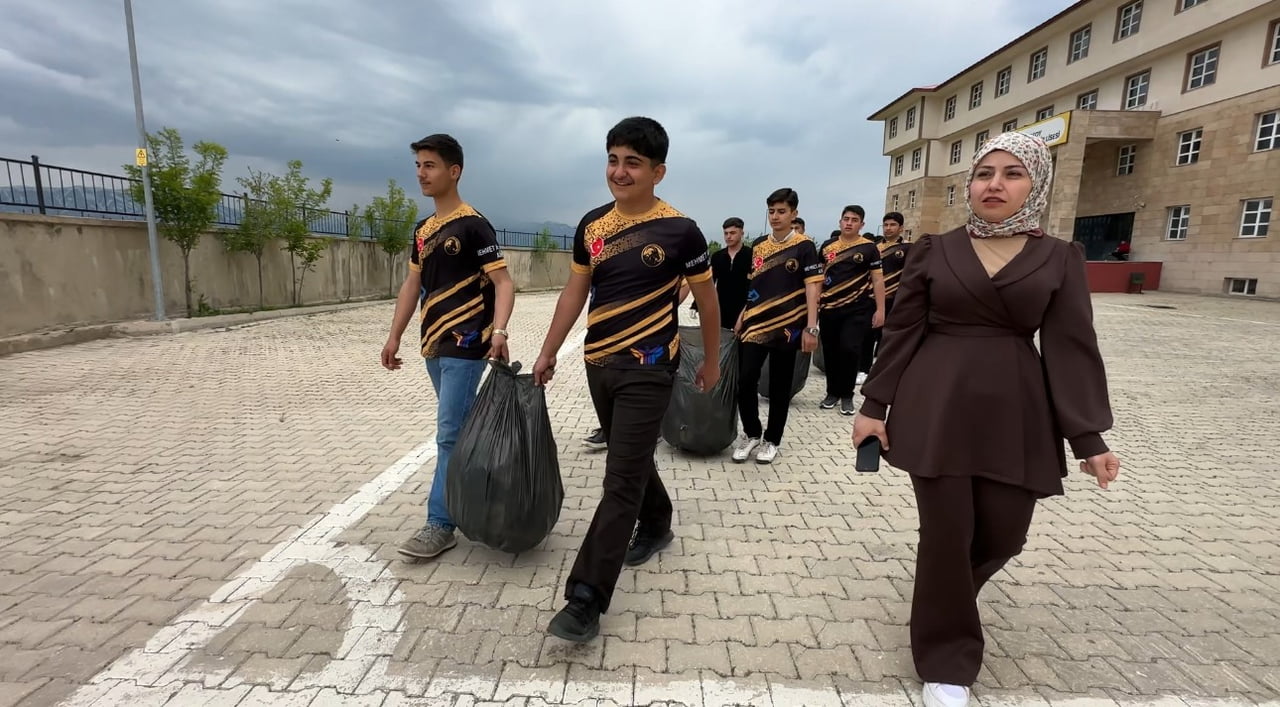 HAKKARİ'NİN YÜKSEKOVA İLÇESİNDE, İLÇE MİLLÎ EĞİTİM MÜDÜRLÜĞÜ KOORDİNESİNDE VE TEMA VAKFI İŞ...