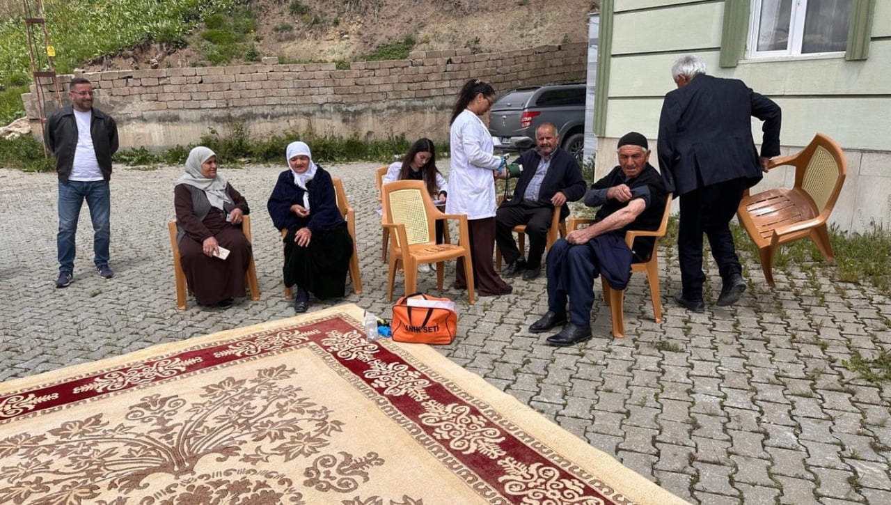 HAKKARİ'NİN YÜKSEKOVA İLÇESİNDE, İLÇE SAĞLIK MÜDÜRLÜĞÜNE BAĞLI SAĞLIK EKİPLERİ TARAFINDAN KÖYLERDE...