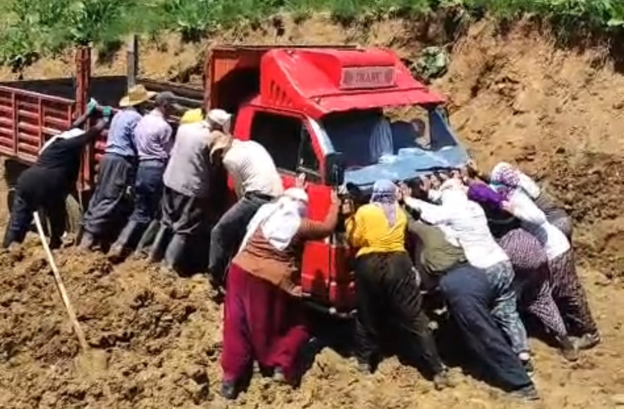 HAKKARİ'NİN YÜKSEKOVA İLÇESİNDE SÜT SAĞMAK İÇİN HER GÜN KİLOMETRELERCE YOL KAT EDEN BERİVANLARI...