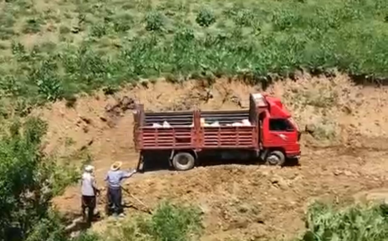 HAKKARİ'NİN YÜKSEKOVA İLÇESİNDE SÜT SAĞMAK İÇİN HER GÜN KİLOMETRELERCE YOL KAT EDEN BERİVANLARI...
