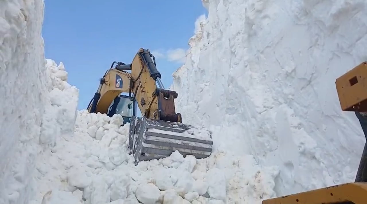 HAKKARİ'NİN YÜKSEKOVA İLÇESİNDE, TEMMUZ AYINA SAYILI GÜNLER KALMASINA RAĞMEN KARLA MÜCADELE...