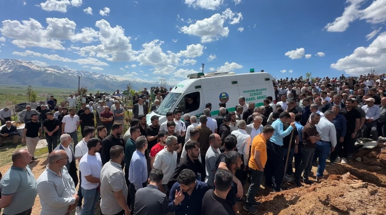 HAKKARİ'NİN YÜKSEKOVA İLÇESİNDE YOLCU MİNİBÜSÜ İLE KAMYONUN ÇARPIŞMASI SONUCU MEYDANA GELEN FECİ...