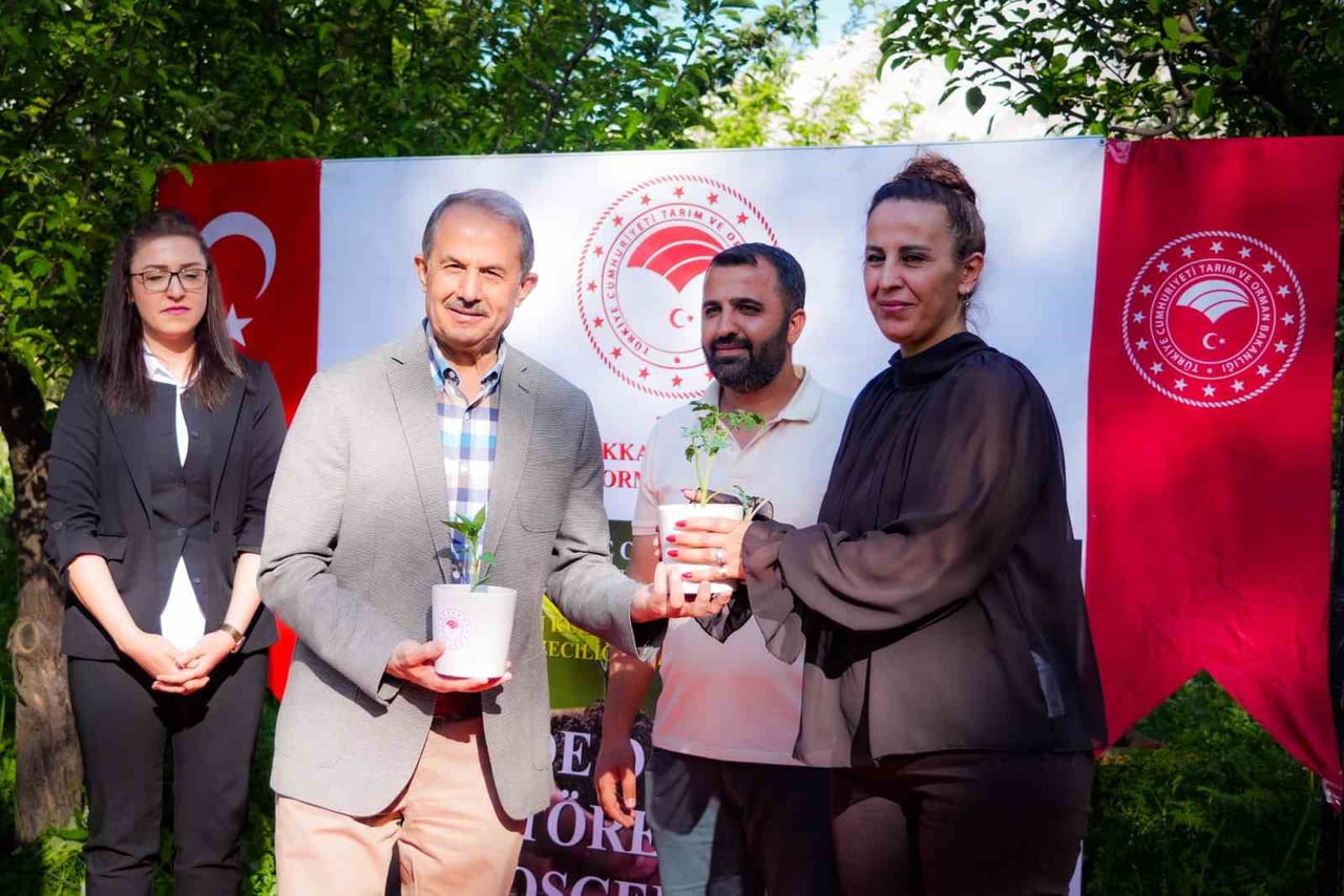 HAKKARİ’DE 2026 YILI İÇERİSİNDE BİN 80 ÇİFTÇİYE TOPLAM 362 BİN 700 ADET SEBZE FİDESİ...