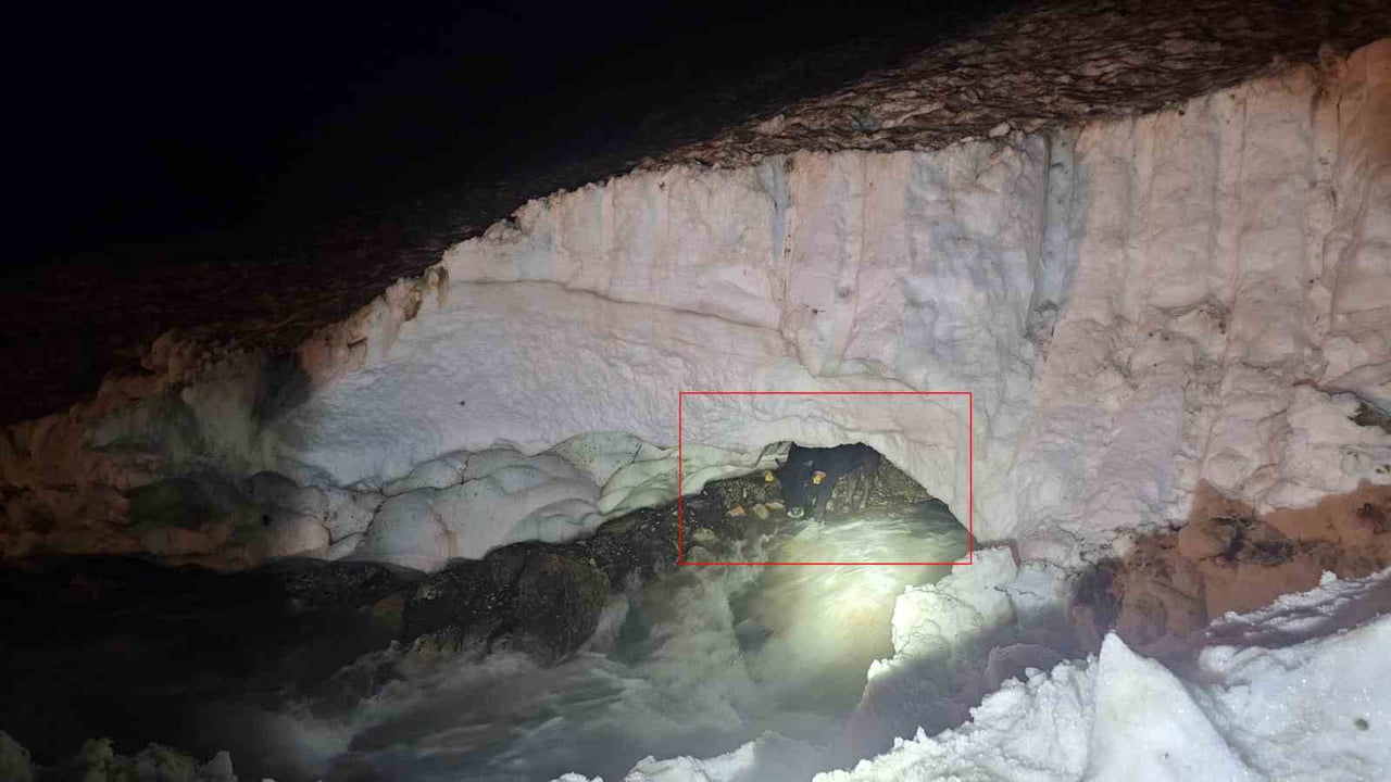 HAKKARİ’DE DERE YATAĞINDAKİ KAR MAĞARASINA DÜŞEREK MAHSUR KALAN BİR TOSUN, EKİPLERİN SAATLER SÜREN...
