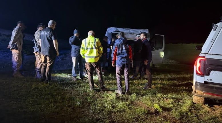 HAKKÂRİ’DE PANCAR TOPLAMAK İÇİN ÇIKTIKLARI ARAZİDE ARAÇLARININ ARIZALANMASI SONUCU MAHSUR KALAN 8...