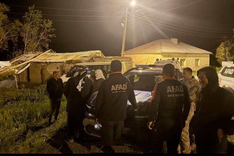 HAKKÂRİ’DE PANCAR TOPLAMAK İÇİN ÇIKTIKLARI ARAZİDE ARAÇLARININ ARIZALANMASI SONUCU MAHSUR KALAN 8...