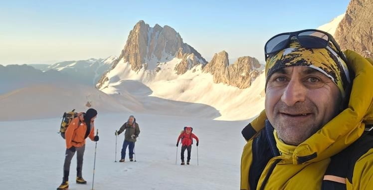 HAKKARİ’DEKİ CİLO DAĞILARI’NIN KESKİN PİRAMİDİ SİPA DURIK NOKTASININ KUZEY DUVARINDAKİ 600...