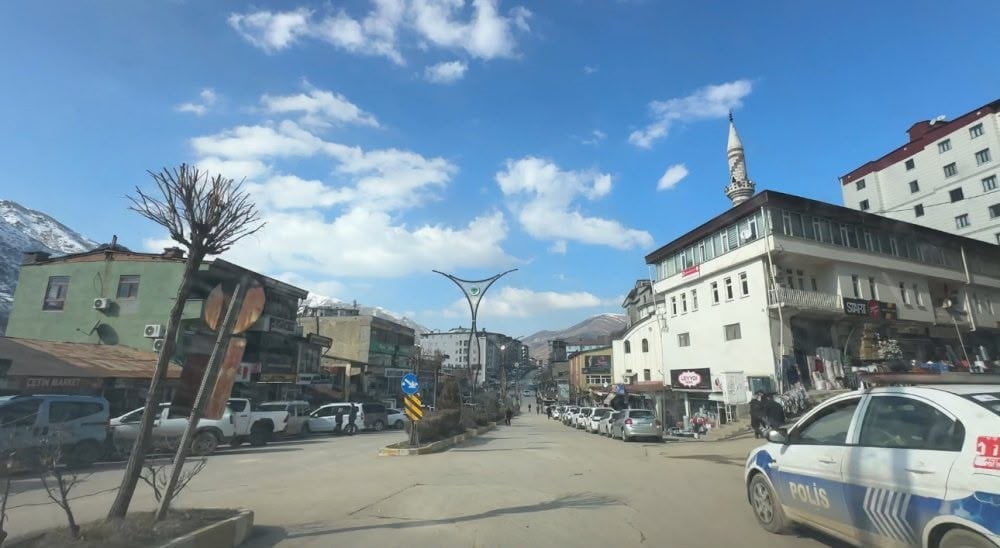HAKKARİ’NİN ŞEMDİNLİ İLÇESİNİN İRAN SINIRINDA ERKEK CESEDİ BULUNDU.
