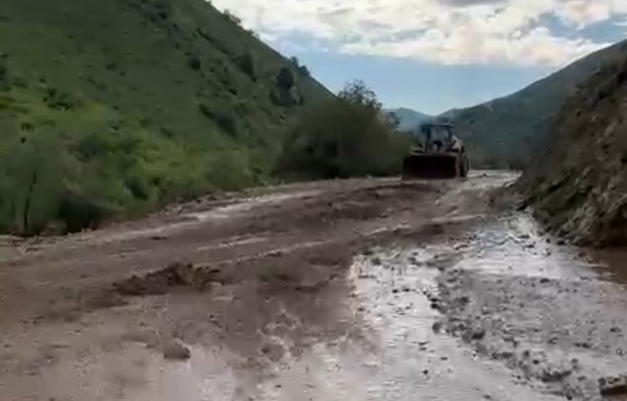 HAKKARİ’NİN YÜKSEKOVA İLÇESİNDE ETKİLİ OLAN SAĞANAK YAĞIŞLAR, HAYATI OLUMSUZ ETKİLEDİ. YAĞIŞLARIN...