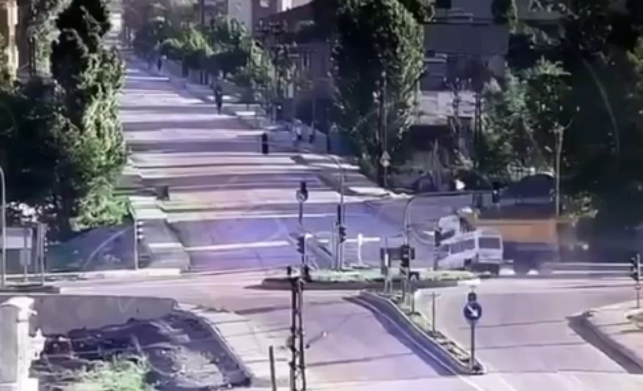HAKKARİ’NİN YÜKSEKOVA İLÇESİNDE KAMYON İLE MİNİBÜSÜN ÇARPIŞMASI SONUCU 3 KİŞİ HAYATINI KAYBETTİ, 2...