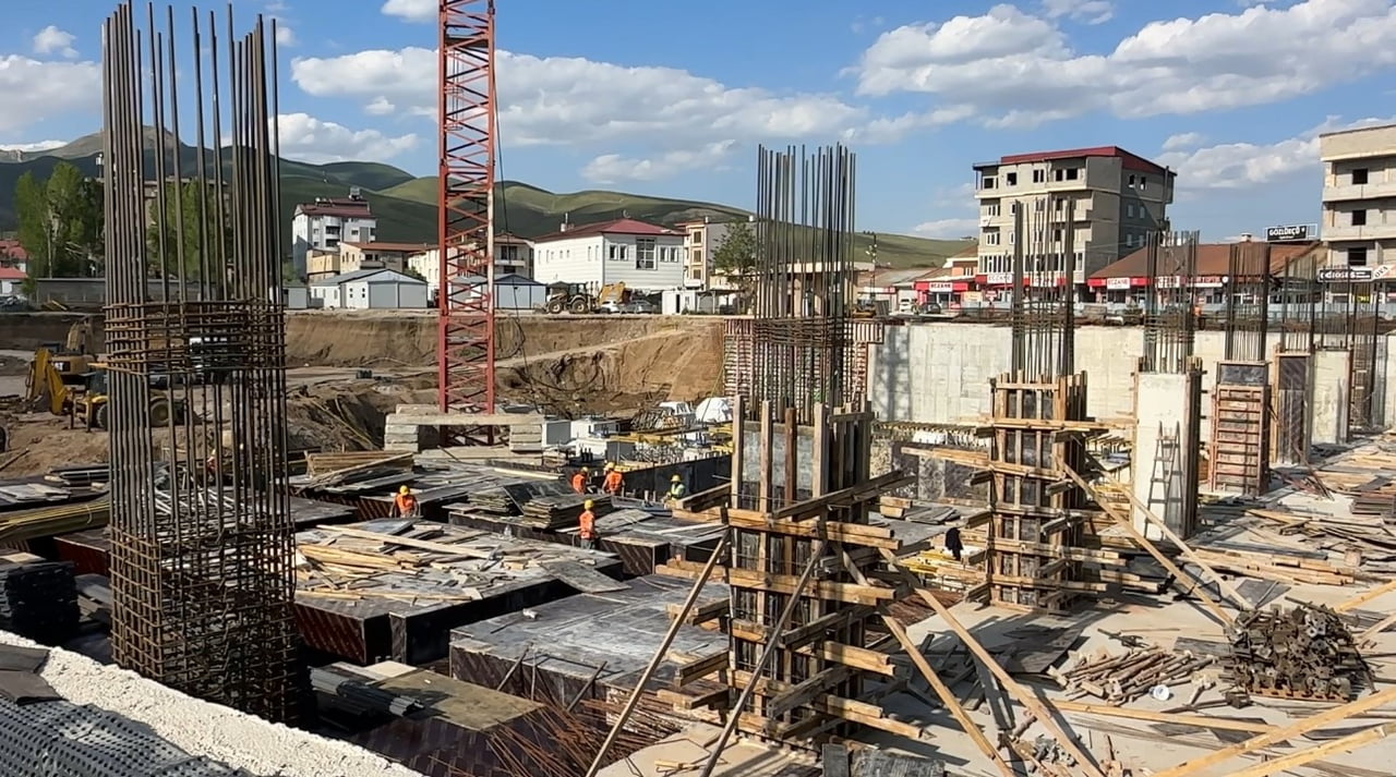 HAKKARİ’NİN YÜKSEKOVA İLÇESİNDE YAPIMI SÜREN VE BÖLGENİN SAĞLIK ÜSSÜ OLMASI HEDEFLENEN 100 YATAKLI...