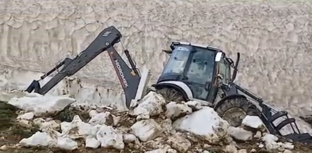 HAKKARİ’NİN YÜKSEKOVA İLÇESİNE BAĞLI İRAN SINIRINDA BULUNAN ESENDERE BELDESİNDEKİ YAYLA YOLLARINDA...